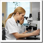 cientista-mulher-microscópio
